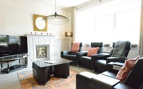 Large Townhouse With Pool Table